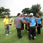 mr.tabuena and sen estrada presented the trophy to south team