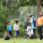 tony lascuna practicing while inspiring a new generation of golfers