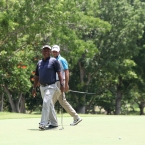 lascuna reacts after he misses berdie putt in 18