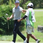 o'toole has the fist bum to his caddie after he berdie hole 16