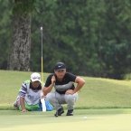 tabuena study his line in 12 while his caddie laydown