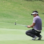 mondilla reacts after he misse putt in 3