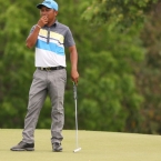ababa reacts after he miss his putt