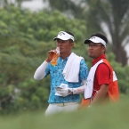 lin wen tang refreshing before he teed off in hole 17