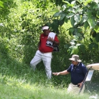 tony lascuna trroubled in hole 12 assited ny the rules officials
