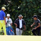 mr.igaya rules officials dexplaining what rules he gave to tabuena in hole 3