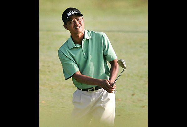 Benjie Magada hits an approach shot on No. 1 en route to a solid 65 and a three-stroke lead. (Philippine Star)