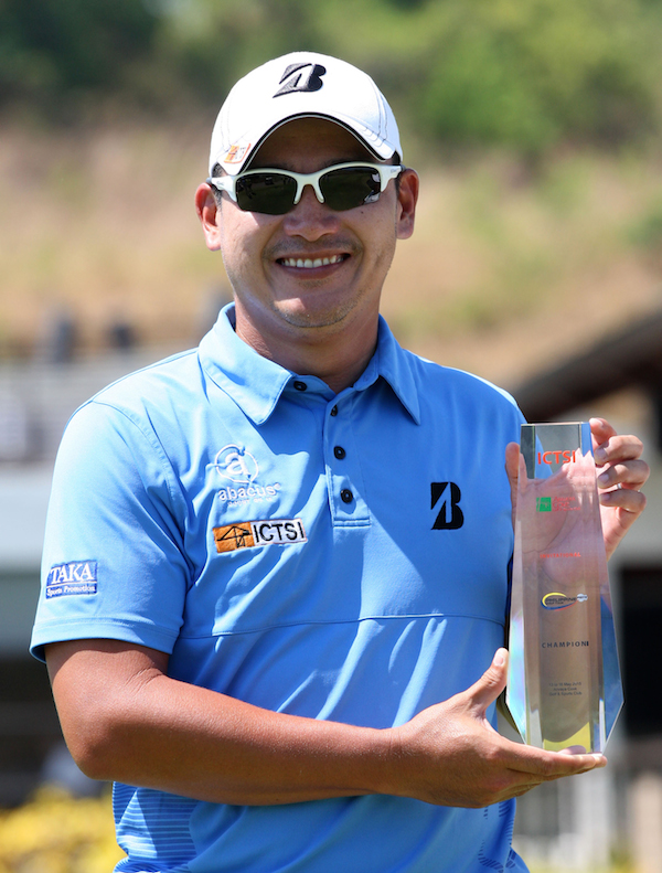 Angelo Que beams as he holds his trophy after copping the inaugural ICTSI Anvaya Cove Invitational crown with a closing course-record 64 at Anvaya Cove in Morong, Bataan for a three-shot win over Tony Lascuña.