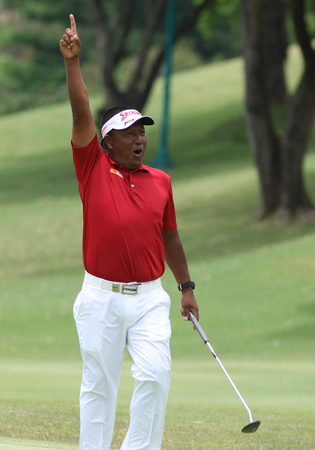 Tony Lascuna raises his hand in triumph after nipping Jay Bayron by one to capture the ICTSI Manila Masters crown