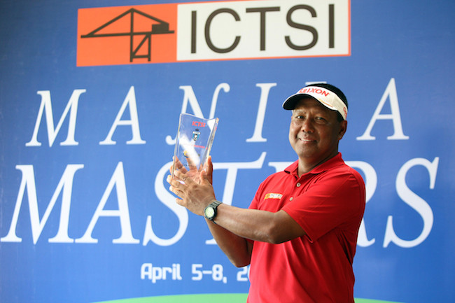 Tony Lascuna hoists his trophy after foiling Jay Bayron and capturing the ICTSI Manila Masters diadem.