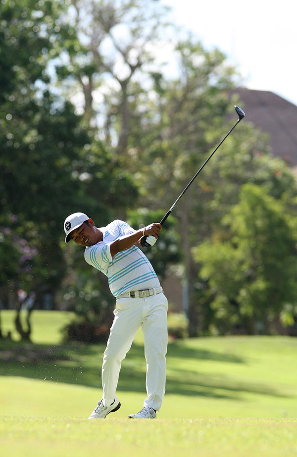 Jhonnel Ababa hacks a solid fairway shot en route to a birdie opening and a share of the lead with a 69.