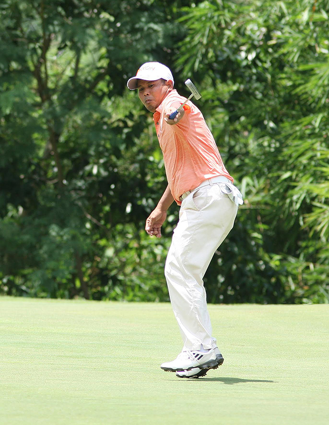 Arnold Villacenciio reacts after canning in a birdie putt on No. 18