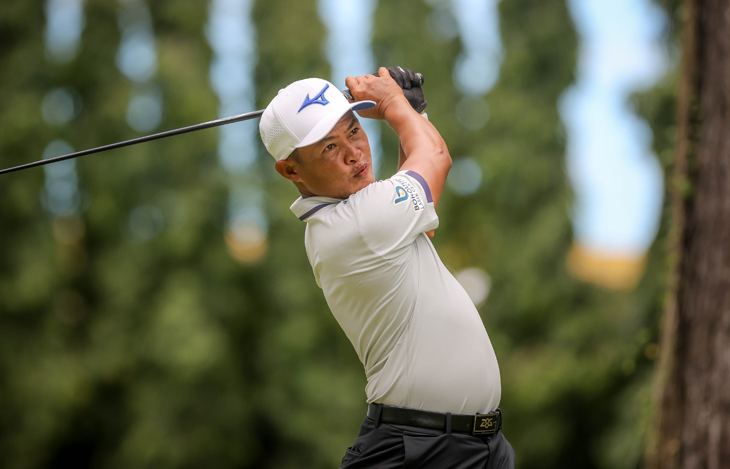 Villanueva sparks early, survives late miscues to lead with 65