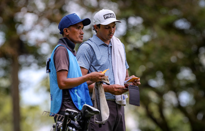 Jahns edges closer to 2nd straight crown with 2nd 65