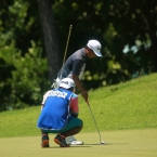 ababa having a assistance to his caddie