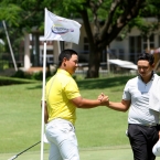 1 a tom kim shakes hands with carlos after winning by 1