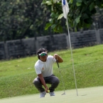 alido setting his ball alignmnet in hole 1