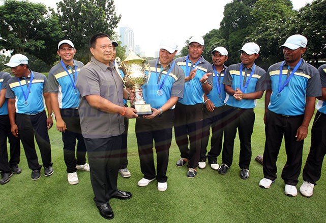 Sen. JV Ejercito hands over the huge trophy to skipper Jerome Delariarte as South members applaud after Team South stunned North with a dominant showing in singles to retain The Duel – North vs South 4 at Wack Wack.