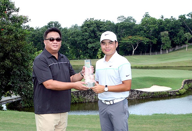 Miguel Tabuena (right) receives the ICTSI Rancho Palos Verdes crown from Palos Verdes golf manager Vincent Lopez after nipping Elmer Salvador by one for his second leg win on the ICTSI Philippine Golf Tour.