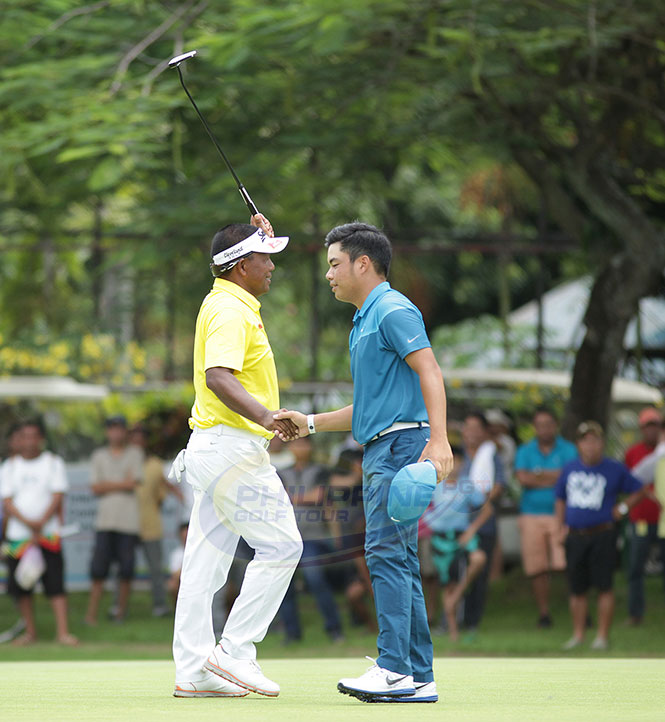 Tony Lascuña raises his left arm in triumph while shaking Miguel Tabuena’s hand after ending a winless run with a one-shot victory in the ICTSI Apo Golf Invitational.