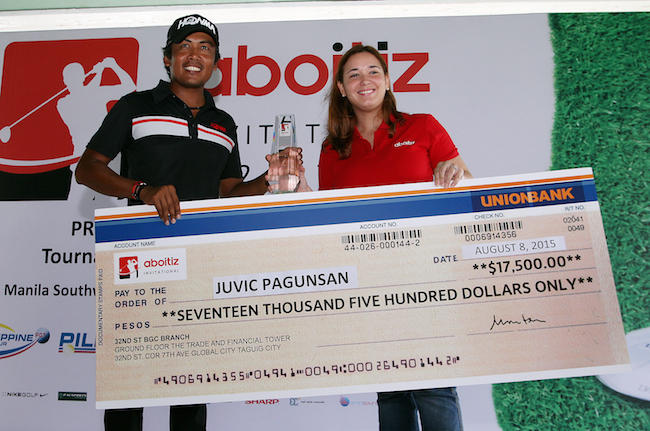 Juvic Pagunan receives his trophy and replica of his cheque worth $17,500 from Aboitiz Corporate Marketing Communications manager Victoria Vicente after ruling the 2015 Aboitiz Invitational via an emphatic 8-shot romp at Southwoods’ Legends course.