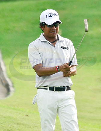 Juvic Pagunsan lines up his birdie putt on No. 18