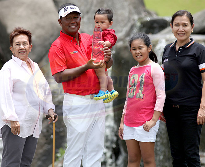 Tony Lascuña, with son Antonio III, holds his trophy as he poses with (from left) Mt. Malarayat GCC managing director Cristina Torralba and ICTSI Public Relations head Narlene Soriano.