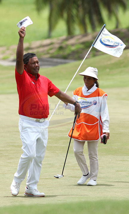 Tony Lascuña tips his cap after holing out to celebrate his six-shot win at ICTSI Classic.