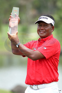 Tony Lascuña hoists his trophy after dominating the field to win the ICTSI Classic by six.