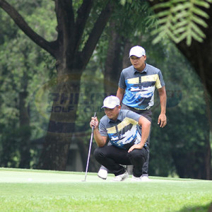 South’s Clyde Mondilla (foreground) and Charles Hong check the line of their putt on No.1 in their match up against Miguel Tabuena and Benjie Magada of Team North.