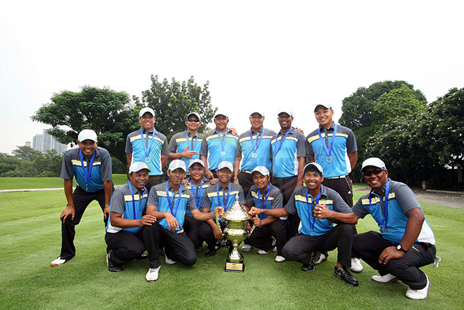 Members of Team South pose with their trophy after edging North with a dominant showing in singles to retain The Duel – North vs South 4 at Wack Wack. They are (front row, from left) Elmer Salvador, Rufino Bayron, Marvin Dumandan, assistant team captain Zanieboy Gialon, Jhonnel Ababa, Ferdie Aunzo and Tony Lascuña, (back row, from left) Arnold Villacencio, Jay Bayron, Clyde Mondilla, Orlan Sumcad, skipper Jerome Delariarte, Cassius Casas and Charles Hong.