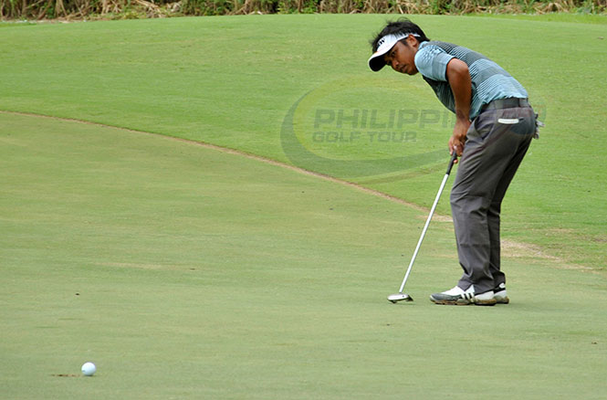 Jhonnel Ababa reacts after flubbing a birdie putt on No. 9