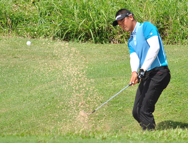 Michael Bibat chips from the rough on No. 7