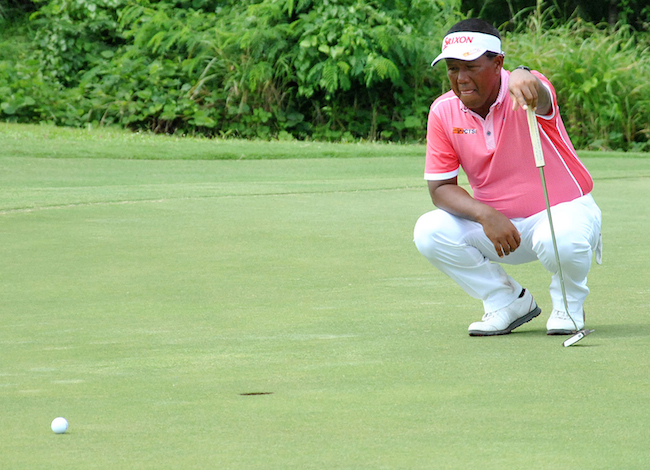 Tony Lascuña studies the line of his putt on No. 8
