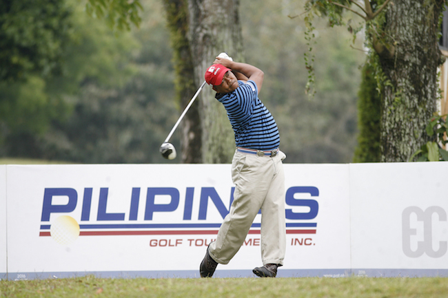Erwin Arcillas flashes superb form off the mound on No. 10 en route to a solid 66 as he grabs opening day honors from top guns Angelo Que and Cassius Casas