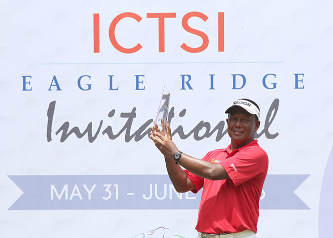 Tony Lascuna hoists his trophy after scoring another victory at ICTSI Eagle Ridge Invitational.