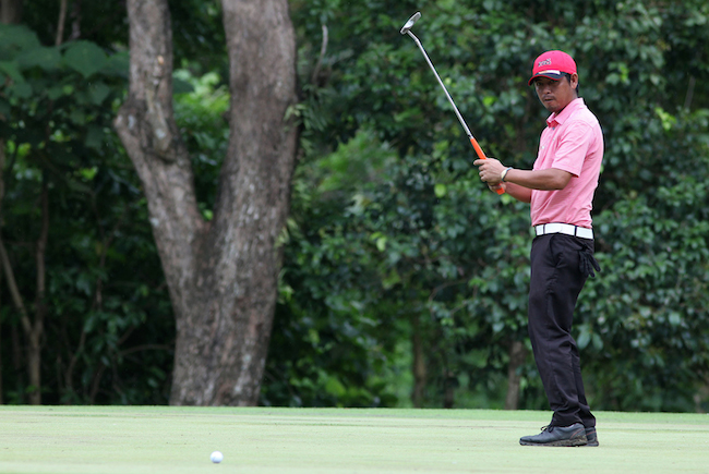 Rufino Bayron reacts after missing a birdie putt on No. 8