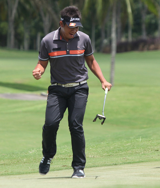 Clyde Mondilla celebrates after holing out with a double-bogey on the first playoff hole and nipping Orlan Sumcad for the crown.