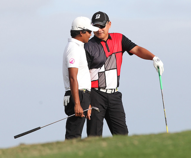 Angelo Que (right) and Juvic Pagunsan share a light moment during the second round of the TCC Invitational.