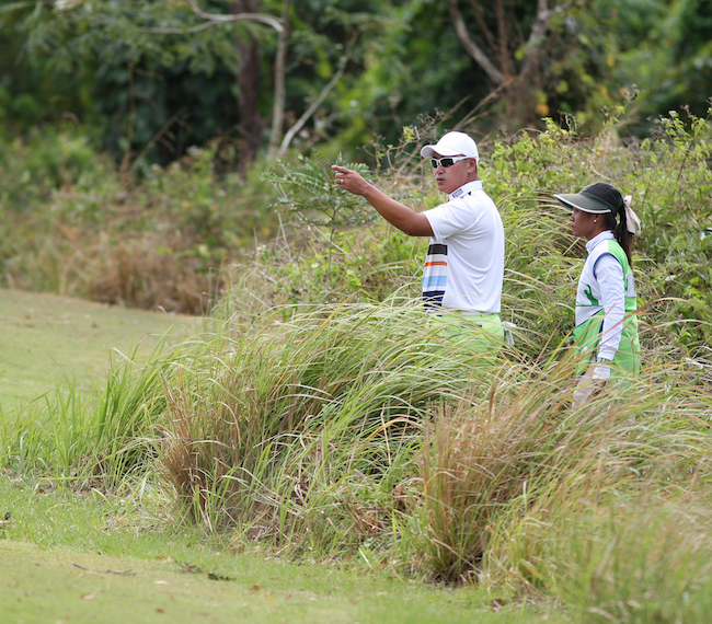 An errant tee shot sends Angelo Que to the thick Anvaya grasses